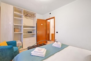 2 bedrooms, WiFi (free), bed sheets