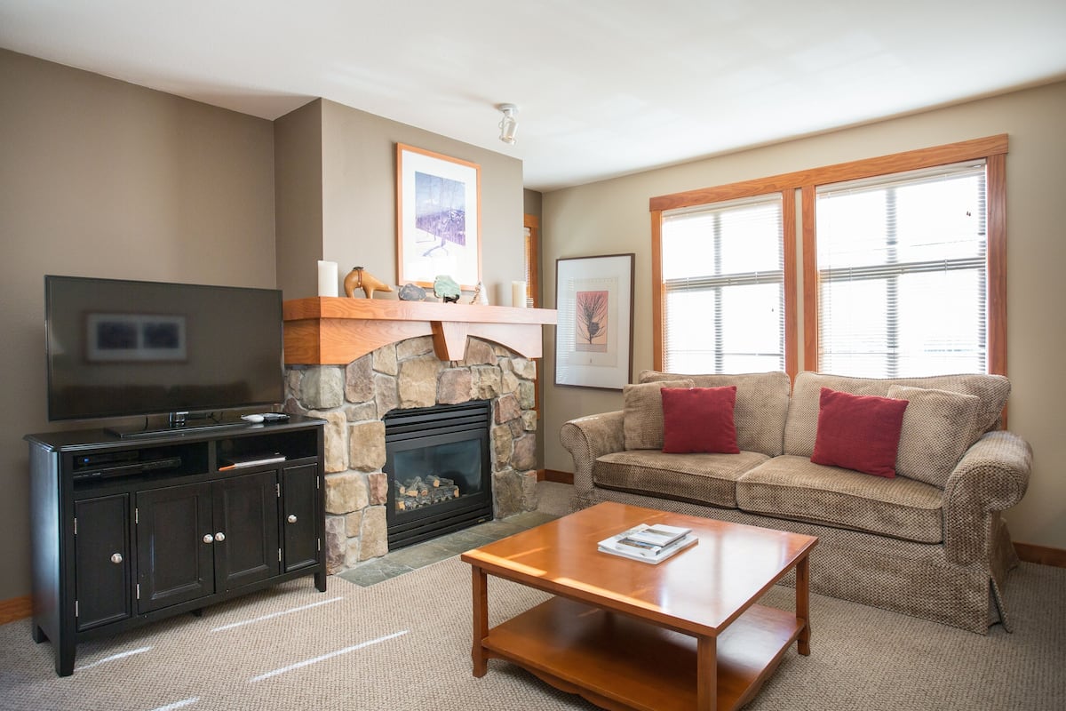 Condo, 2 Bedrooms | Living area