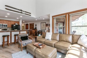 Condo, 2 phòng ngủ | Khu phòng khách