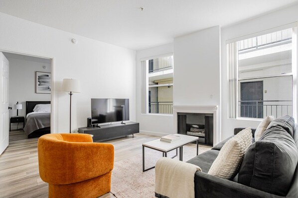 2 bedrooms, iron/ironing board, WiFi, bed sheets - Blueground | Mid-Wilshire, AC, balcony, nr museum (Los Angeles)