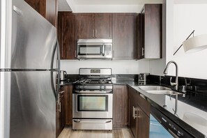 Fridge, microwave, oven, stovetop - Blueground | Mid-Wilshire, AC, balcony, nr museum (Los Angeles)