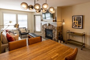 Condo, 2 quartos | Área de estar