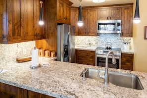 Appart'hôtel, 2 chambres | Cuisine privée | Réfrigérateur, four, cafetière/bouilloire, grille-pain