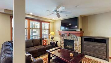 Condo, 2 Bedrooms | Living area