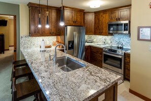 Apartment, 2 Schlafzimmer | Eigene Küche | Kühlschrank, Ofen, Wasserkocher mit Kaffee-/Teezubehör, Toaster