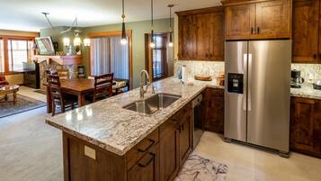 Appart'hôtel, 2 chambres | Cuisine privée | Réfrigérateur, four, cafetière/bouilloire, grille-pain