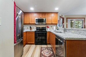 Appart'hôtel, 2 chambres | Cuisine privée | Réfrigérateur, four, cafetière/bouilloire, grille-pain