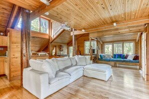 TV, fireplace, stereo