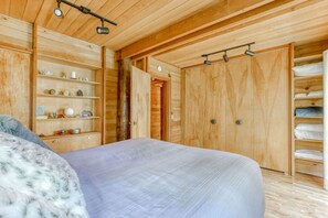 2 habitaciones, escritorio y tabla de planchar con plancha 