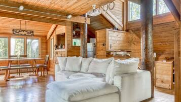 Fernseher, Kamin, Stereoanlage