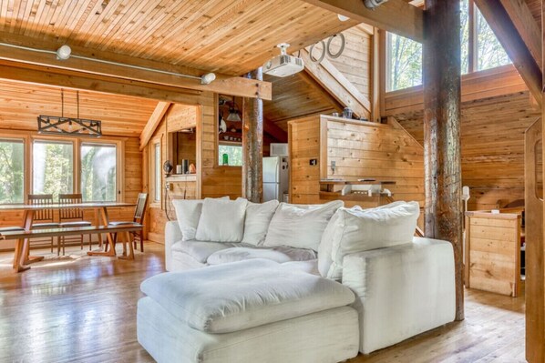 Téléviseur connecté, foyer, chaîne audio, écran d’ordinateur