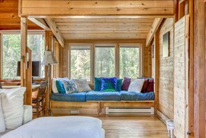 2 chambres, bureau, fer et planche à repasser, lit de bébé portatif