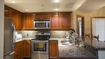 Appart'hôtel, 2 chambres | Cuisine privée | Réfrigérateur, four, cafetière/bouilloire, grille-pain