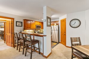 Apartamento, 2 habitaciones | Restauración