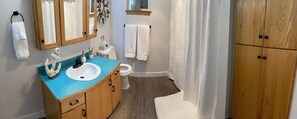 Dusche, Haartrockner, Handtücher, Seife