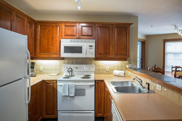 Condo, 3 Bedrooms | Private kitchen | Fridge, oven, coffee/tea maker, toaster