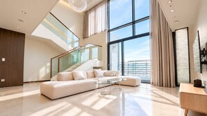 DUPLEX PENTHOUSE (6 People) | 客廳