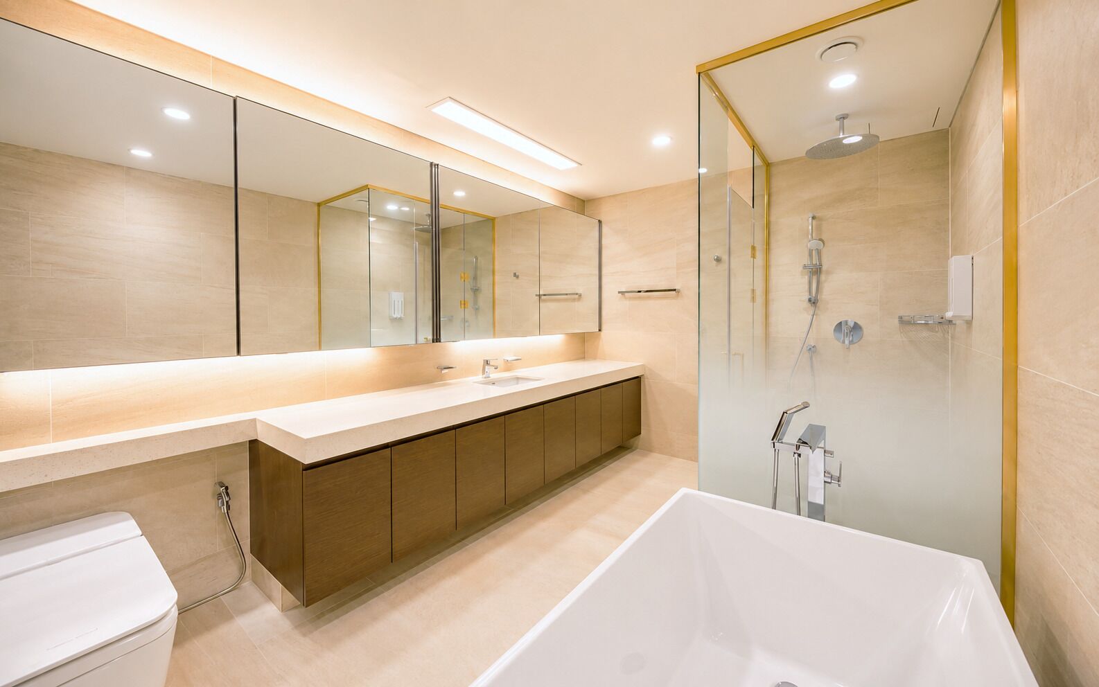 A modern bathroom with a large mirror, a bathtub, a shower enclosure, and a toilet.