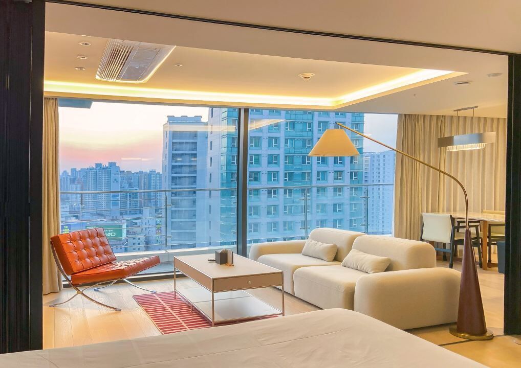 [Special Offer] KING ROOM (No parking) | Free WiFi, bed sheets