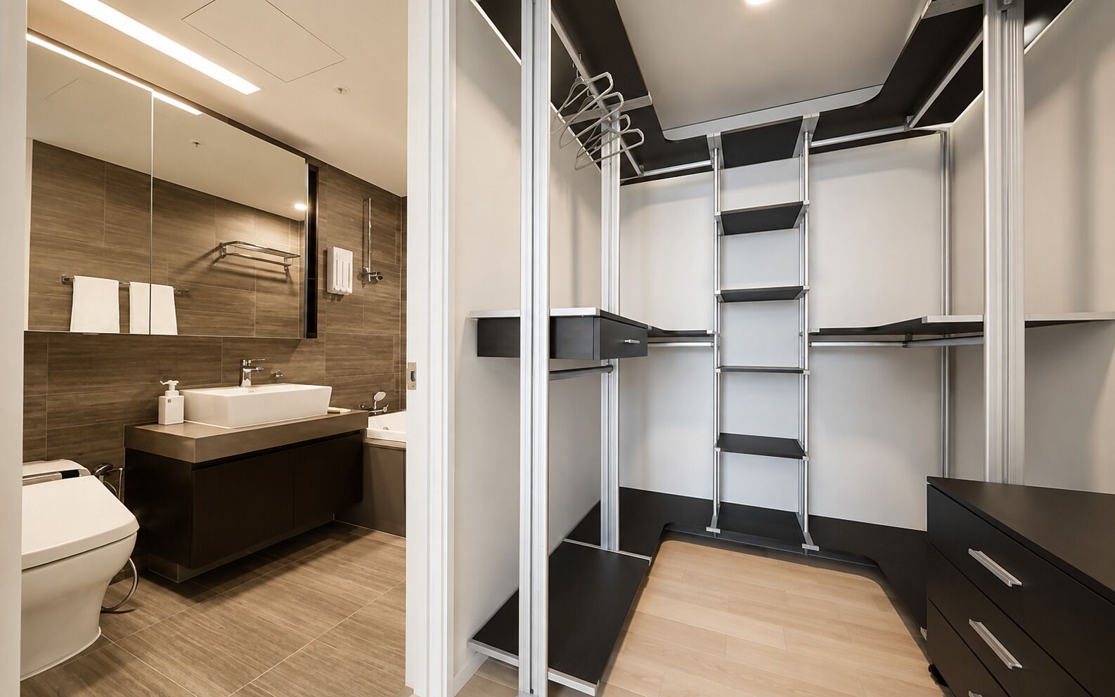 Un baño moderno con lavamanos, inodoro y espejo.