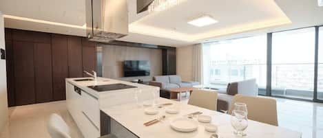 Horno, placa de cocina, utensilios de cocina
