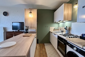 Een microgolfoven, een oven, een koffiezetapparaat/waterkoker