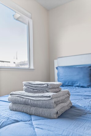 4 bedrooms, desk, free WiFi, bed sheets