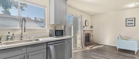 Refrigerador, microondas, lavavajillas y tostadora