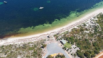 På stranden