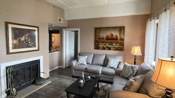 Condo, 2 habitaciones | Área de sala de estar