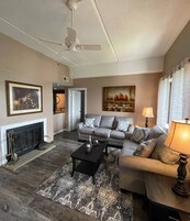 Condo, 2 quartos | Área de estar