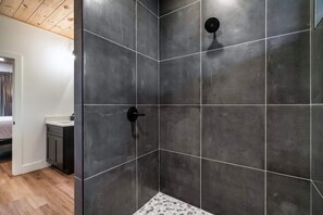 Een douche, handdoeken, shampoo