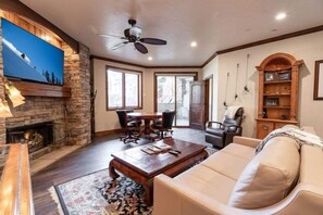 Condo, 2 habitaciones | Área de sala de estar