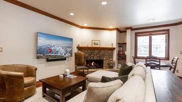 Condo, 2 Bedrooms | Living area