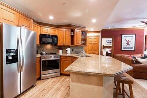 Condo, 2 phòng ngủ | Bếp riêng | Tủ lạnh, lò nướng, dụng cụ pha cà phê/trà, lò nướng bánh mì 