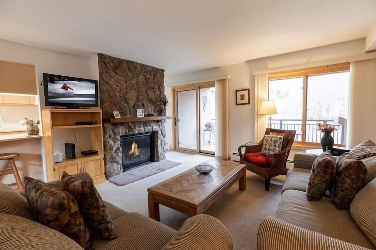 Condo, 2 Bedrooms | Living area