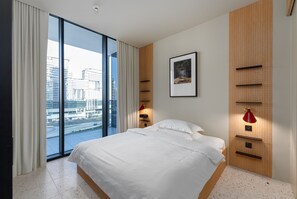 1 quarto, cofres nos quartos, ferros/tábuas de passar roupa