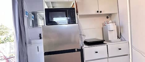 Micro-ondes, plaque de cuisson, cafetière/bouilloire, grille-pain