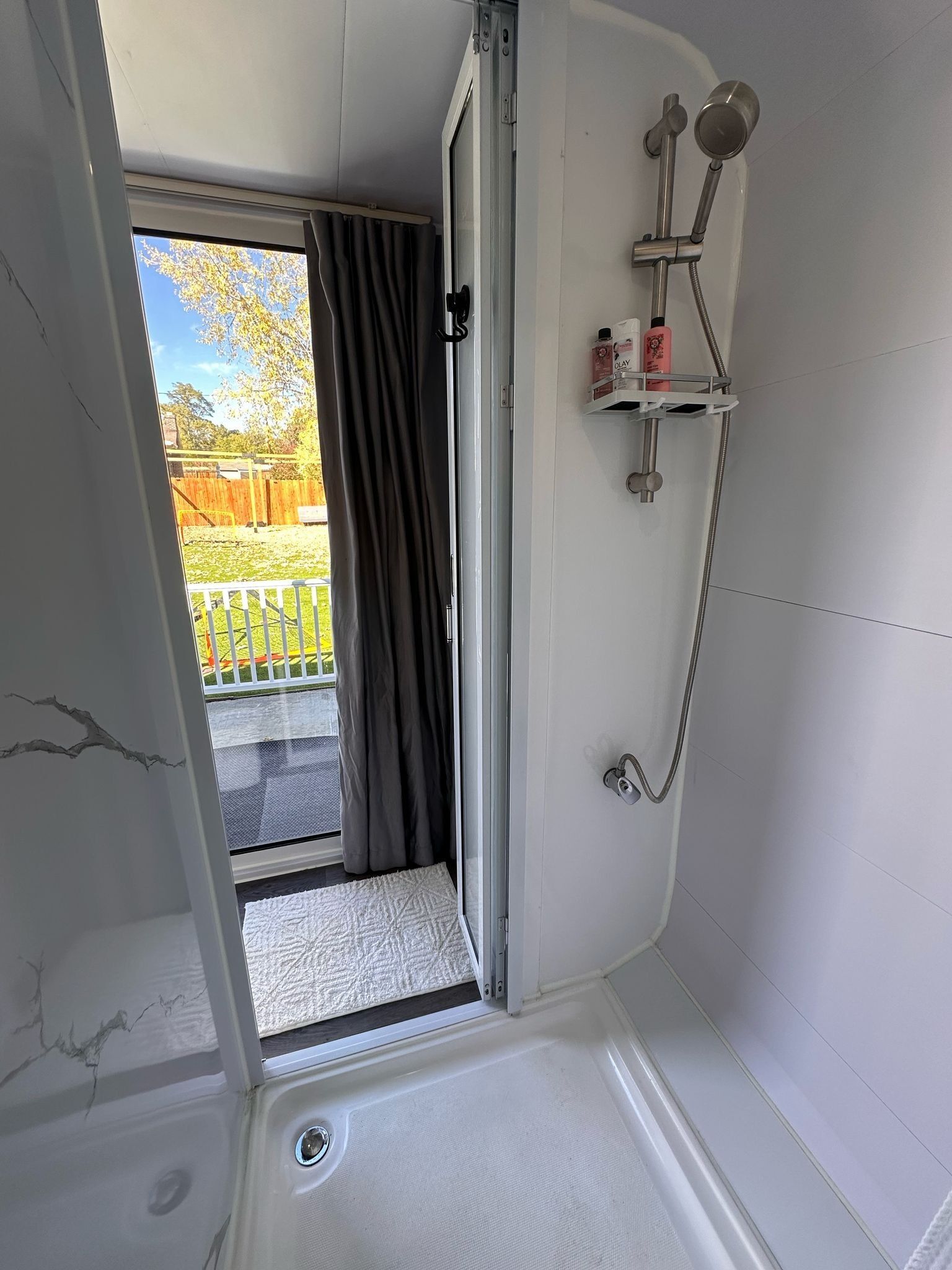 Een douche, een haardroger, handdoeken, zeep