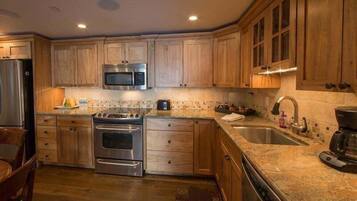 公寓客房, 2 間臥室 | 私人廚房 | 電冰箱、烤箱、咖啡機/沖茶器、烤麵包機