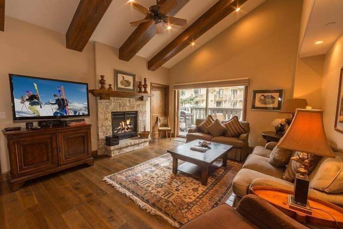 Condo, 2 Bedrooms | Living area