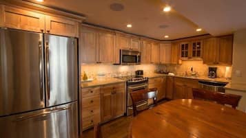 公寓客房, 2 間臥室 | 私人廚房 | 電冰箱、烤箱、咖啡機/沖茶器、烤麵包機