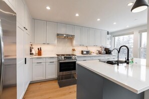 公寓式客房, 4 间卧室 | 私人厨房 | 冰箱、烤箱、茶具/咖啡用具、烤面包机