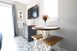 Dining - Corner | Top Floor | Fall Creek | Convenient to 76 (Branson)