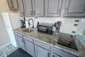 Fridge, microwave, stovetop, coffee/tea maker - Corner | Top Floor | Fall Creek | Convenient to 76 (Branson)