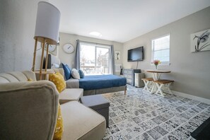 Smart TV - Corner | Top Floor | Fall Creek | Convenient to 76 (Branson)