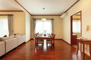 Deluxe-Apartment, 2 Schlafzimmer, Balkon, Stadtblick | Essbereich im Zimmer