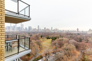 Outdoor dining - Blueground | Upper East Side, AC, nr park (New York)