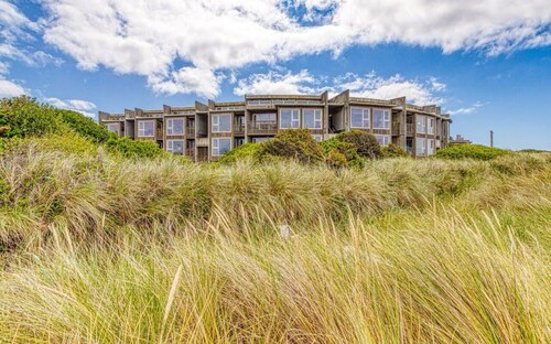 Serenity by the Sea 2 BR, 2 Bath condo, 3 bed, WiFi, pets Rockaway Beach, OR