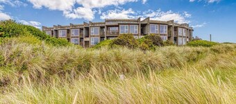 Serenity by the Sea 2 BR, 2 Bath condo, 3 bed, WiFi, pets Rockaway Beach, OR